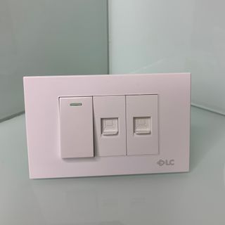 Mặt thiết bị điện màu trắng LC độc quyền.