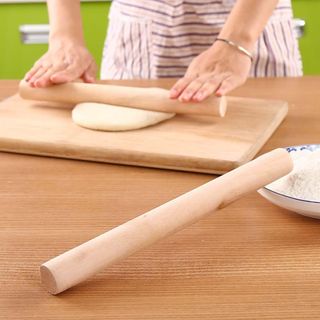 Một Cây lăn bột bánh bằng gỗ dài 28cm