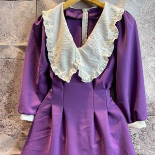 Váy viền cổ bèo