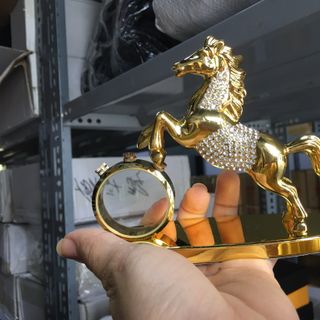 Tượng ngựa mã đáo đính đá để taplo xe ô tô