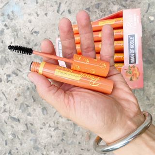 Mascara chuốt dài và dày mi đào Iman of noble
