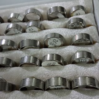 14 tháng 2 .nhẫn inox cặp đôi. Có màu trắng, đen, xanh dương. Giá sỉ 16k/1 cặp 2 chiếc nhẫn. Được chọn size từ 16,17,18,19,20,21,22. Hàng luôn có sẵn