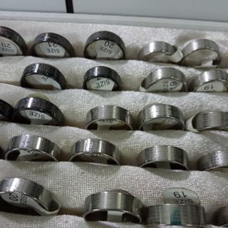 nhẫn inox cặp đôi. Có màu trắng, đen, xanh dương. Giá sỉ 16k/1 cặp 2 chiếc nhẫn. Được chọn size từ 16,17,18,19,20,21,22. Hàng luôn có sẵn