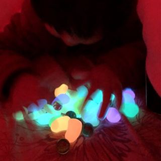 Đá dạ quang phát sáng trong đêm