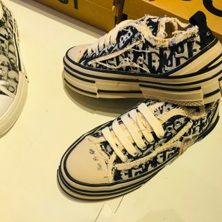 Giày thể thao rách