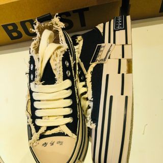 Giày thể thao rách