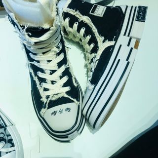 Giày thể thao rách