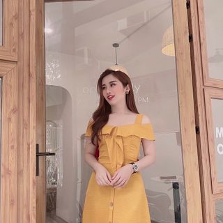 Váy lụa hở vai