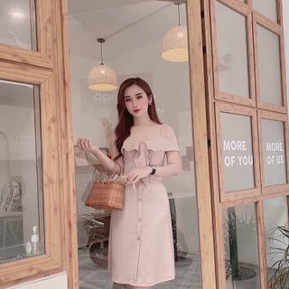 Váy lụa hở vai