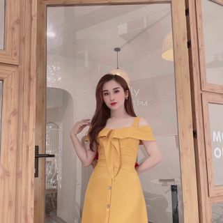 Váy lụa hở vai