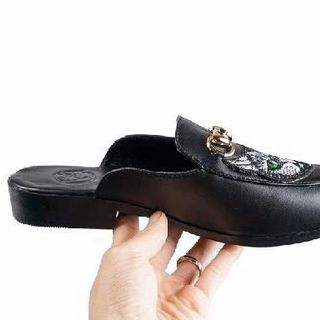 SỤC DA LÌ THÊU HỌA TIẾT MÈO ĐAI THÉP TRẺ TRUNG