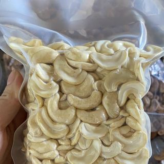 Hạt điều tươi bể đôi .