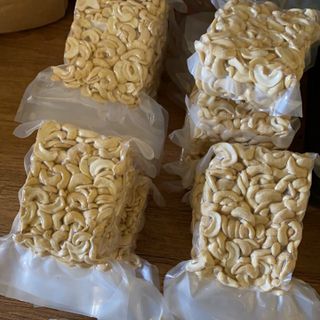 Hạt điều tươi bể đôi .