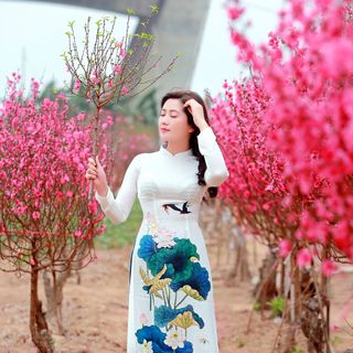 Áo dài thiết kế họa tiết hoa sen