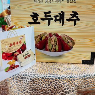 Táo đỏ kẹp óc chó nho hàn quốc Sỉ 95k