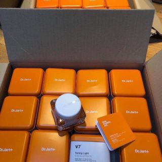 Kem V7 hộp vuông