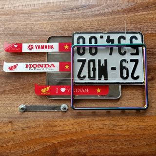 khung biển số xe máy có logo nằm ngang dưới biển viền titan