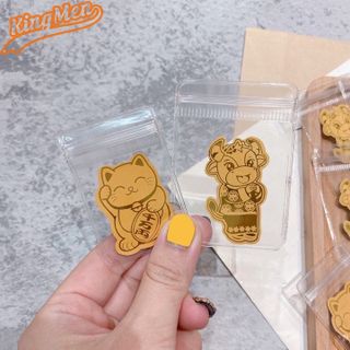 Trâu vàng, mèo vàng dán điện thoại