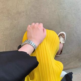 Chân vây xếp ly màu vàng