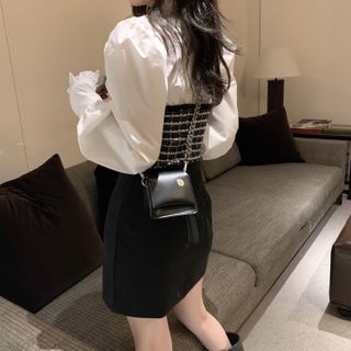 CHÂN VÁY TRƠN - M