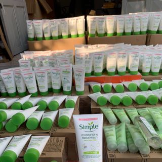 Sữa rửa mặt Simple trắng