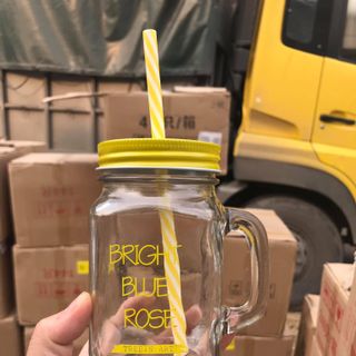Ly thủy tinh có quai chữ màu và nắp màu kèm ống hút