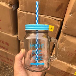 Ly thủy tinh có quai chữ màu và nắp màu kèm ống hút