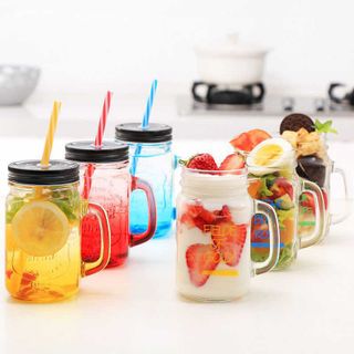 Ly thủy tinh có quai chữ màu và nắp màu kèm ống hút