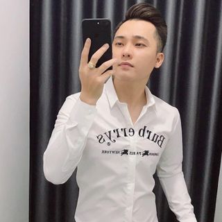 ÁO SƠ MI NAM IN CHỮ NGANG NGỰC DÀI TAY TRẮNG ĐEN
