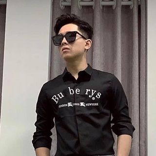 ÁO SƠ MI NAM IN CHỮ NGANG NGỰC DÀI TAY TRẮNG ĐEN