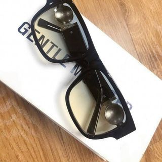 Kính mát model nhiều mầu