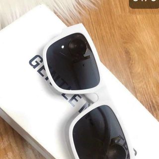 Kính mát model nhiều mầu