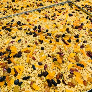 GRANOLA - NGŨ CỐC GỒM 30% YẾN MẠCH, 50%HẠT VÀ 20% TRÁI CÂY