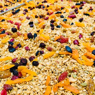 GRANOLA - NGŨ CỐC GỒM 30% YẾN MẠCH, 50%HẠT VÀ 20% TRÁI CÂY