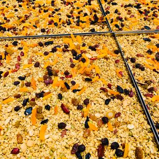 GRANOLA - NGŨ CỐC GỒM 30% YẾN MẠCH, 50%HẠT VÀ 20% TRÁI CÂY
