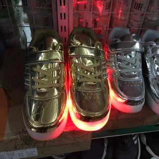 Giày thể thao kiêm giày Patin cao cấp bánh và đế phát sáng