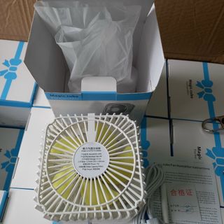 Quạt mini phun sương để bàn tạo hơi nước tiện lợi