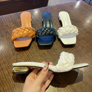 Gót thắt bím trẻ xinh.