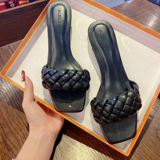 Gót thắt bím trẻ xinh.