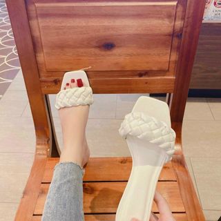 Gót thắt bím trẻ xinh.