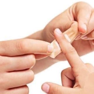 BĂNG KEO CÁ NHÂN 100 Miếng