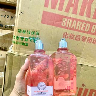 Sữa tắm hoa anh đào nội địa