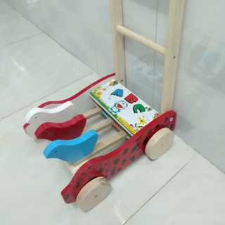 XE EM BÉ TẬP ĐI BẰNG GỖ, CÓ BA CHÚ CHIM VÀ IN LỤA HAI HÔNG XE HÌNH CHÚ CÚN DỄ THƯƠNG