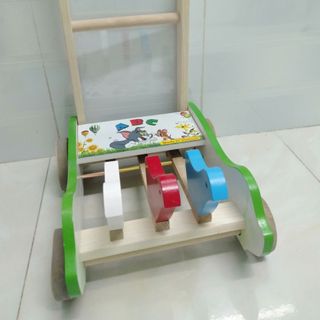 XE EM BÉ TẬP ĐI BẰNG GỖ, CÓ BA CHÚ CHIM VÀ IN LỤA HAI HÔNG XE HÌNH CHÚ CÚN DỄ THƯƠNG