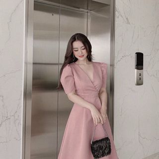 ĐẦM XOÈ CỔ V TAY PHỒNG CÁCH ĐIỆU - DT1508 - xưởng may đô thành chuyên sỉ