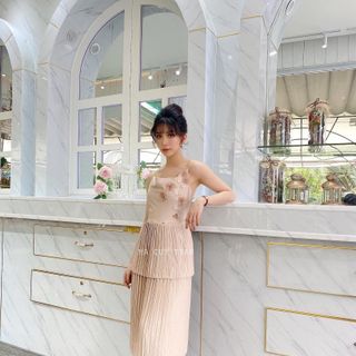 Đầm lụa 2 dây cổ đổ đính hoa cườm