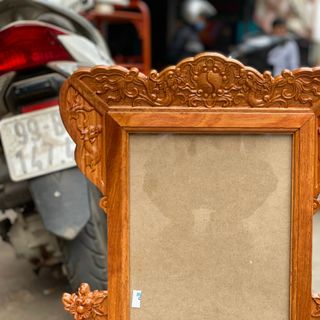 Khung hình thờ hoa mai gỗ gõ đỏ.kích thước ảnh 20*30.