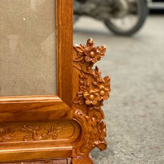 Khung hình thờ hoa mai gỗ gõ đỏ.kích thước ảnh 20*30.