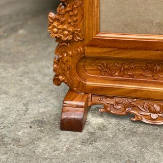 Khung hình thờ hoa mai gỗ gõ đỏ.kích thước ảnh 20*30.