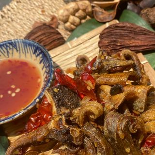 Hủ 350gr Cá đuối sấy giòn lắc mắm me tỏi ớt thơm ngon hấp dẫn